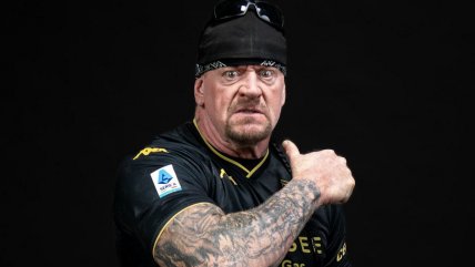 Genoa presentó su tercera camiseta con la especial aparición de el legendario luchador The Undertaker