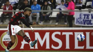 Flamengo golpeó de entrada a la UC con un zurdazo de Gabigol