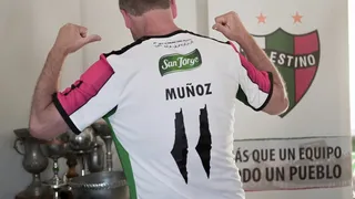 Futuro ministro de Transportes recibió una camiseta de Palestino