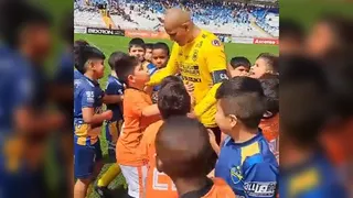 Idolo: Humberto Suazo causó furor entre los niños durante la visita de San Luis a Antofagasta