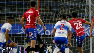 Galdames aprovechó una serie de rebotes para abrir la cuenta a favor de U. Española ante la UC