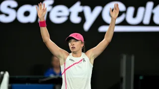 Swiatek esquivó el bochorno y derribó a Collins en Australia