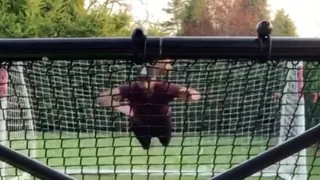 Claudio Bravo mostró su exigente rutina de entrenamientos y realizó un “escorpión”