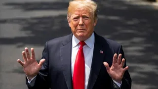 Trump aplaude prohibición de protestar durante el himno en la NFL