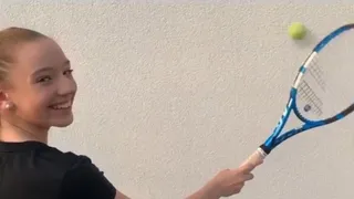 ¡Lo dejó pequeño! Joven tenista suiza respondió al desafío de Federer y le agregó una gran dificultad