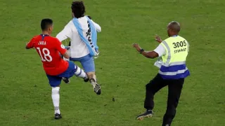 Nahitan Nández y la zancadilla de Jara a hincha uruguayo: Son cosas que pasan en un partido así