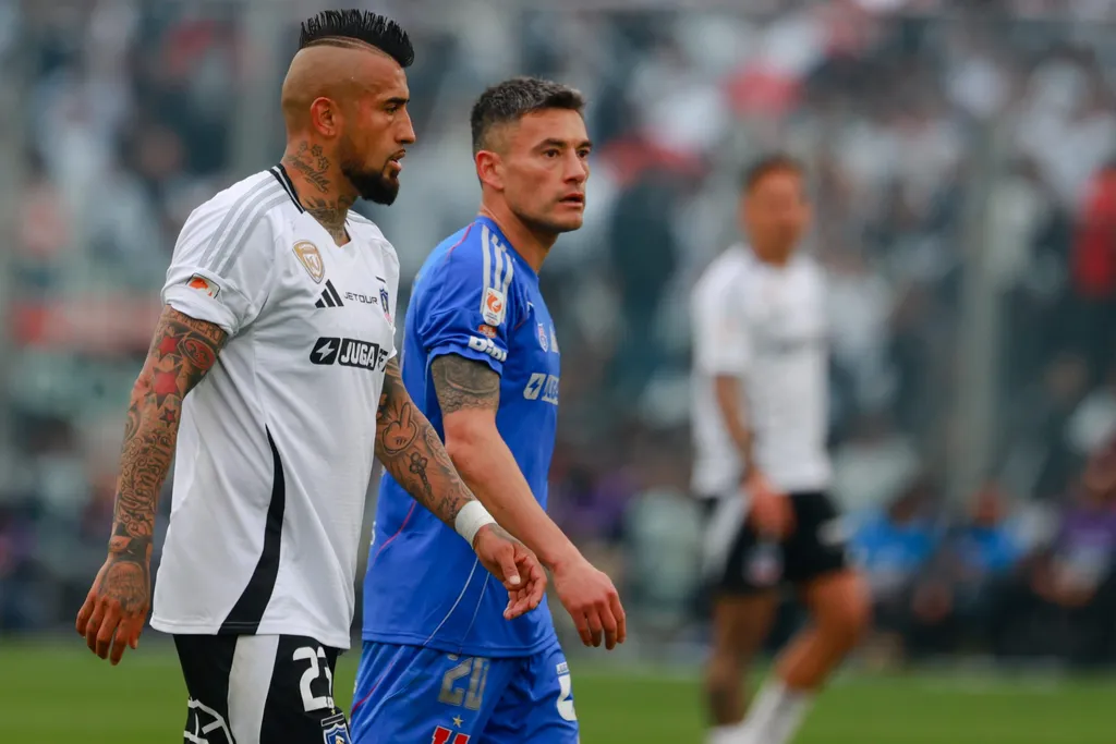 Futbol, Colo Colo vs Universidad de Chile.
Fecha 22, Liga de Primera 2025.
El jugador de Universidad de Chile Charles Aranguiz, con Arturo Vidal de Colo Colo durante un partido de la Liga de Primera realizado en el estadio Monumental de Santiago, Chile.
31/08/2025
Javier Vergara/Photosport