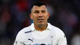 Gary Medel sale lesionado e instala duda en la U Católica para el debut ante Boca Juniors