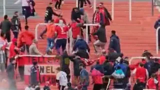 Barristas de Independiente golpearon al dueño de un auspiciador del club durante partido