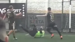 [Video] Arbitro argentino fue agredido en el suelo por un futbolista