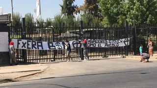 Hinchas de Colo Colo protestaron en el frontis del Estadio Monumental