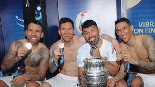 Con Messi y Agüero a la cabeza: La alocada celebración del camarín argentino tras ganar la Copa América
