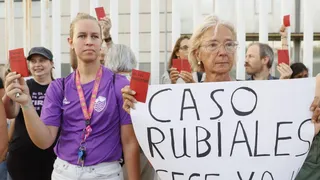 Se realizó una protesta feminista en las afueras de la Federación Española contra Rubiales