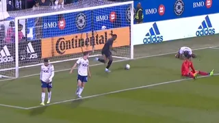 Compañero de Martín Rodríguez tuvo jornada para el olvido al hacer autogol e irse expulsado