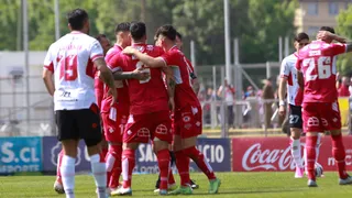 Ñublense le pasó por encima al gris Curicó Unido en el debut en la banca de Hernán Caputto
