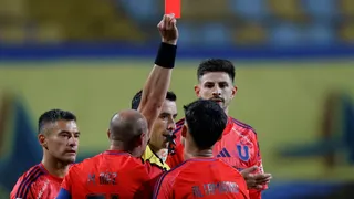 ¡Antes de los 10 minutos! La polémica expulsión de Javier Altamirano en la visita de U de Chile a Everton