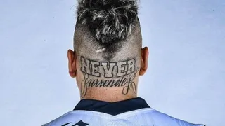 “Nunca te rindas”: Nico Castillo sorprendió con un tatuaje en la nuca en sesión de fotos de América