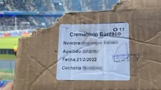 Hincha de Racing “espolvoreó” las cenizas de un ser querido desde la tribuna alta durante partido con Argentinos