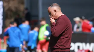 “Aprete”, agresiones y despido de madrugada: El infierno que vive un histórico del fútbol chileno tras perder el clásico