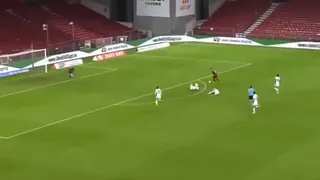 Globito, palo y autogol: la insólita anotación en Europa League que causó furor