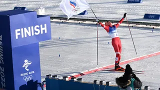 El ruso Alexander Bolshunov ganó oro en los 30 kilómetros de esquiatlón en los Juegos Olímpicos de Invierno