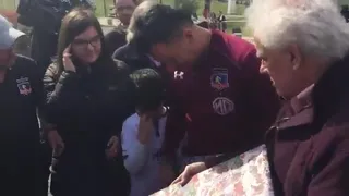 Hinchas le hicieron regalos a Esteban Paredes en el día de su cumpleaños