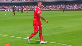 Jean Meneses fue expulsado en derrota de Toluca ante Pumas en México