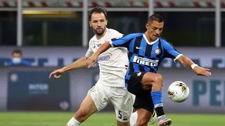 Inter de Alexis destiñó ante Fiorentina de Erick Pulgar y le dejó el título en bandeja a Juventus