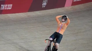 Shanne Baspennincx se coronó campeona en el keirin femenino en el ciclismo de pista en Tokio 2020