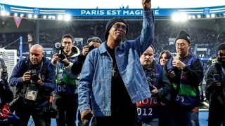 Ronaldinho se robó miradas en el duelo de PSG y Barcelona en Francia