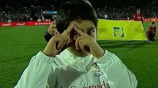 Reapareció el “Niño Illuminati” que acaparó las miradas en la Copa América 2015