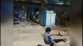 Niño iraní de siete años emuló a la perfección los increíbles trucos de Mohamed Salah