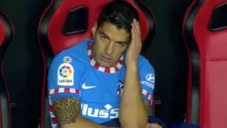 Luis Suárez se molestó tras ser sustituido en Atlético de Madrid y tiró sus canilleras