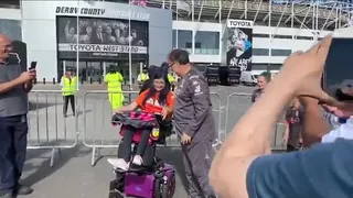 Marcelo Bielsa se bajó de su auto para saludar a una hincha de Leeds en silla de ruedas