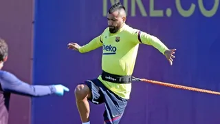 Arturo Vidal pidió apoyo para el joven piloto chileno Nicolás Pino