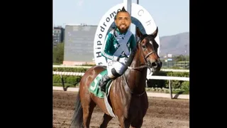 Arturo Vidal se mostró como “jinete” de su yegua “Vita da Mamma” que triunfó en el Hipódromo