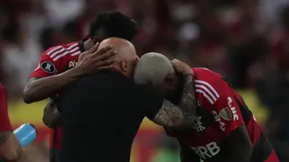 El emotivo festejo de los jugadores de Flamengo con Sampaoli en el triunfo ante Olimpia