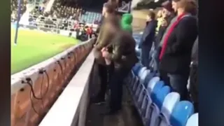 Arrestan a hincha que orinó en la botella de agua del arquero rival en Inglaterra