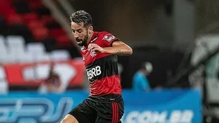 Flamengo de Mauricio Isla inició la defensa del título en el Brasileirao con triunfo ante Palmeiras