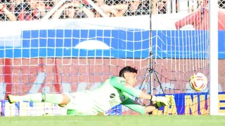 La fenomenal atajada que amargó a Lucas Barrios en el clásico entre San Lorenzo y Huracán