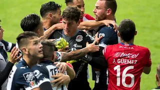 Rogelio Funes Mori homenajeó a Humberto “Chupete” Suazo al alcanzar su récord en Monterrey