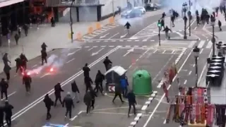 Hinchas de Espanyol y Athletic de Bilbao protagonizaron una brutal pelea en Barcelona