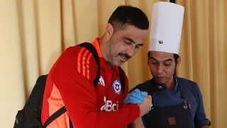 ¿Nueva faceta? Claudio Bravo participó en la cocina en gira con La Roja