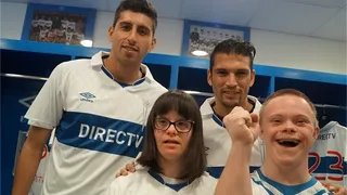 Joven con Síndrome de Down entregó camisetas que usará la UC en el clásico