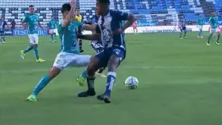 ¿Fue penal? Víctor Dávila reclamó una falta en el área rival en derrota de León