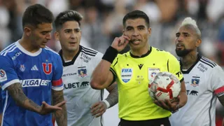 Michael Clark atacó al arbitraje del Superclásico: Colo Colo jugó con uno más
