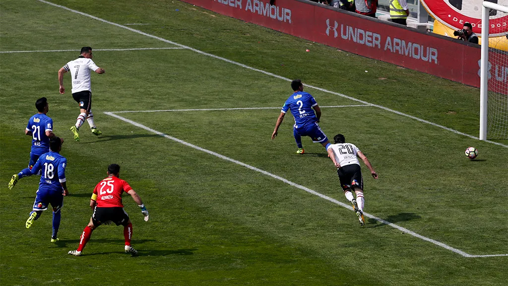 El gol que encaminó el triplete de Paredes / Photosport