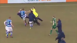 La brutal pelea entre hinchas y jugadores en el fútbol holandés