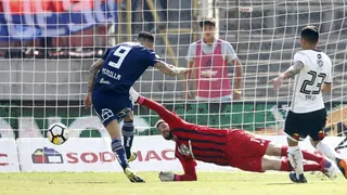 Mauricio Pinilla aprovechó las dudas de Colo Colo y abrió la cuenta en el Superclásico