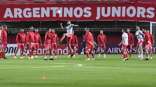 Jugadores con Covid-19 de Argentinos Jrs. están en condiciones de disputar duelo ante U. Católica